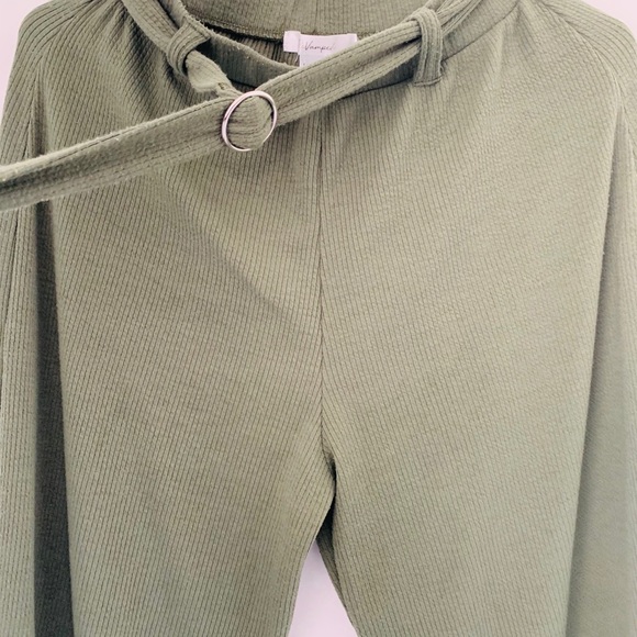 Olive green cropped pants, adjustable belt. - Picture 5 of 5